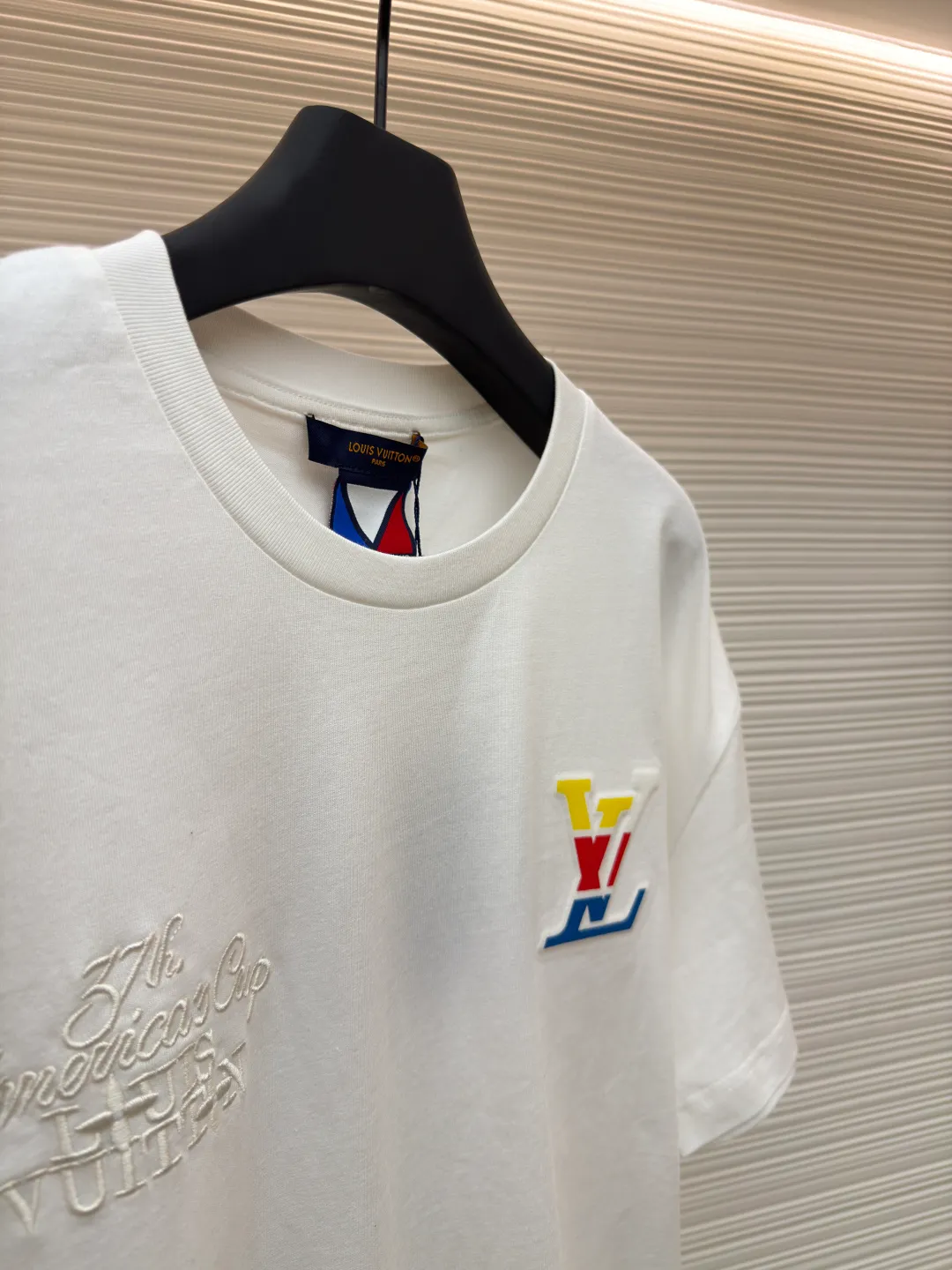 LOUIS VUITTON Colorful embossed embossed T-shirt ●Authentic product: Purchased and developed for 7700 ●Item number: 1680326-A00 ●Material: long-staple cotton fabric ●Technology: embossed embossed production ●Version: fitted version ●Weight: about 275 grams ●Size: S-M-L-XL ●Description: The fabric is made of 40s double-ply long-staple cotton yarn plain fabric, and the fabric surface is treated with dust-free lint technology. The finished fabric is passed through a mercerizing machine to increase the gloss of the fabric. It is matched with 32s double-ply cotton cover silk cylindrical open rib. The front and rear sleeves are screen printed with an eight-claw machine, and the Y pattern is scanned. To make large-scale film stencils, we use a water slurry + glue mixed material for color printing. We open a convex embossing mold according to the printing film, and accurately cut the pieces by hand to emboss the printed letters. The inside is filled with 4-mile-thick sponge material. The front panel is embroidered with a domestic high-speed machine, and the rayon thread is used to embroider the letters. The overall wiring is straight and delicate, the fabric is comfortable and soft, and the color is consistent without color difference. It can be matched with the same style to create a fashionable look and control various occasions. Customized accessories, complete with three standards, same style for men and women!